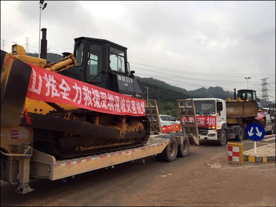 山推緊急調(diào)度數(shù)臺中大馬力推土機前往深圳山體滑坡災(zāi)區(qū)