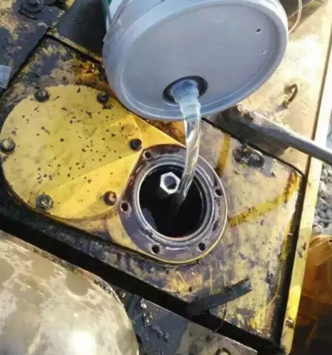 工程機(jī)械車加油