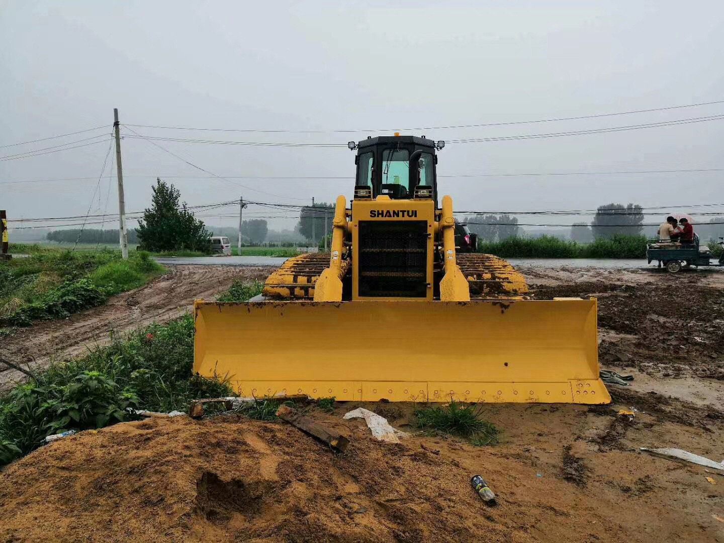 客戶新購買的山推16推土機(jī)施工現(xiàn)場(chǎng)