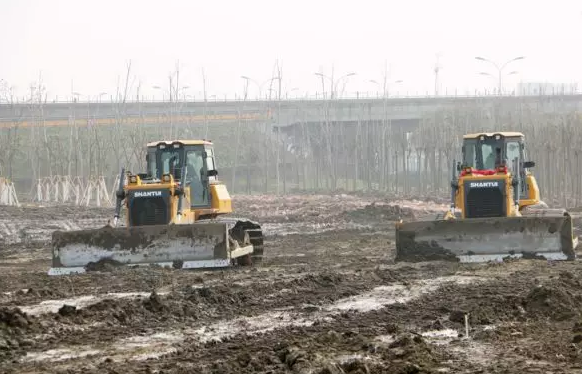 正在花木基地施工的山推推土機(jī)