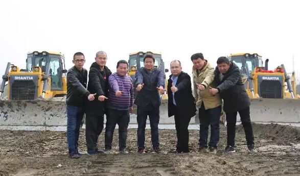 魏兆雨以三臺(tái)推土機(jī)為一組進(jìn)行模塊化管理