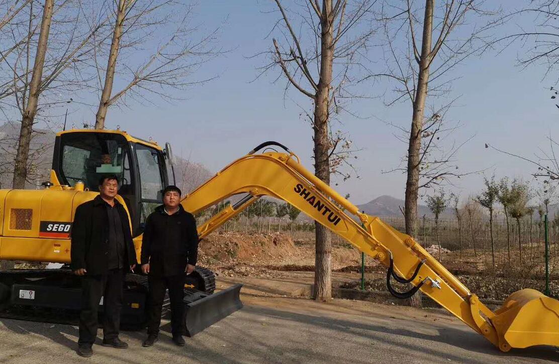 山推挖掘機(jī)陸續(xù)交車客戶