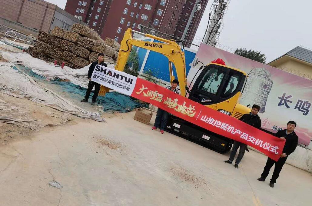 山推挖掘機(jī)陸續(xù)交車客戶