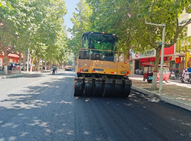 山推壓路機(jī)助力滎陽市城區(qū)道路修復(fù)